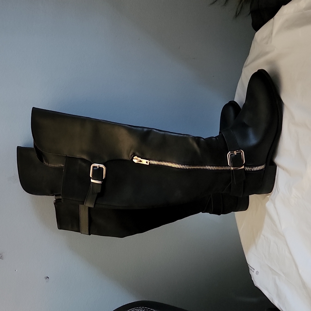 Flat boots